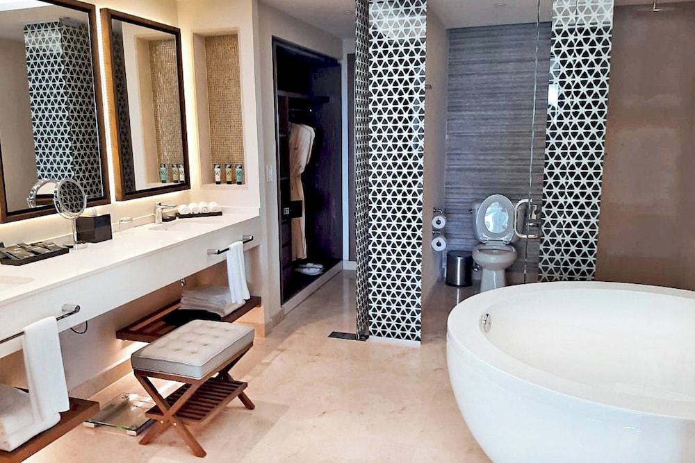3 Bedrooms, Diamond Club, Chairman, Luxury, Suite, King Bed, 4 Queen Beds, Ocean Front, 2 Sofa، Royalton Grenada, an Autograph Collection All-Inclusive Resort 6/7