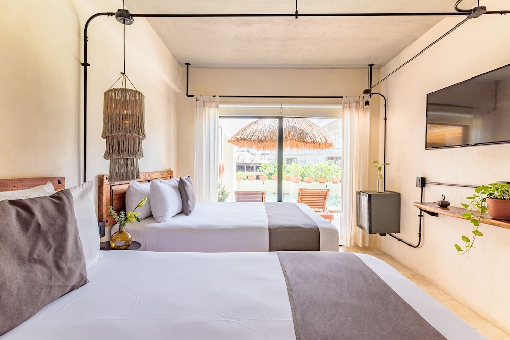SUPERIOR, DOUBLE BED, POOL SIDE