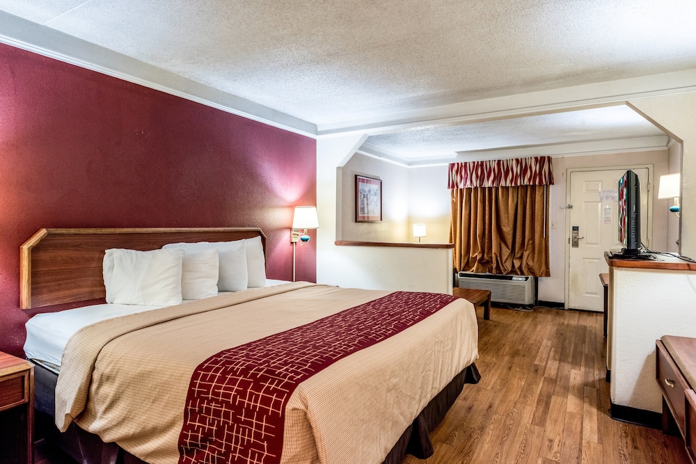 Red Roof Inn & Suites Clinton 25/41