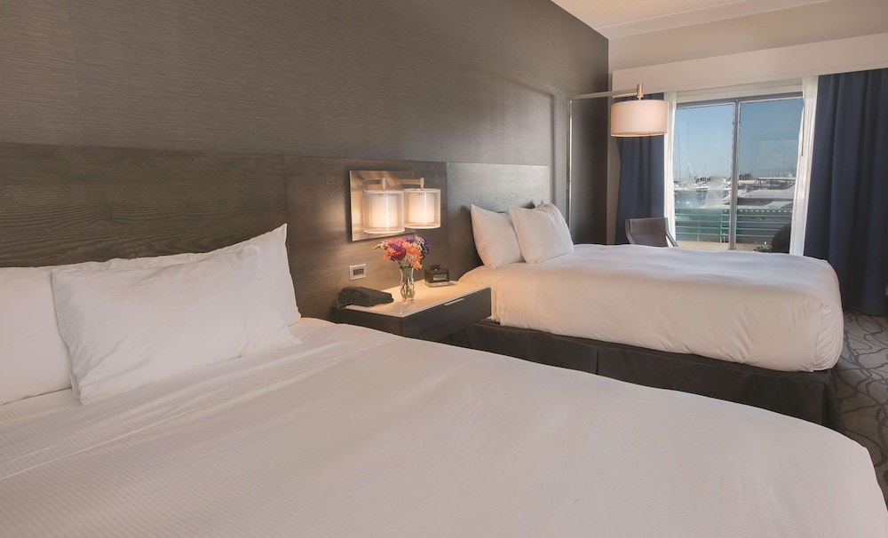 Doubletree by Hilton Hotel Racine Harbourwalk 34/79