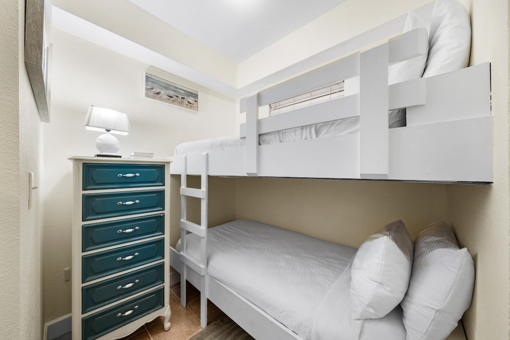1 Bedroom, Condo, King Bed, Bunk Bed, Beach Front, Ocean View, Sofa