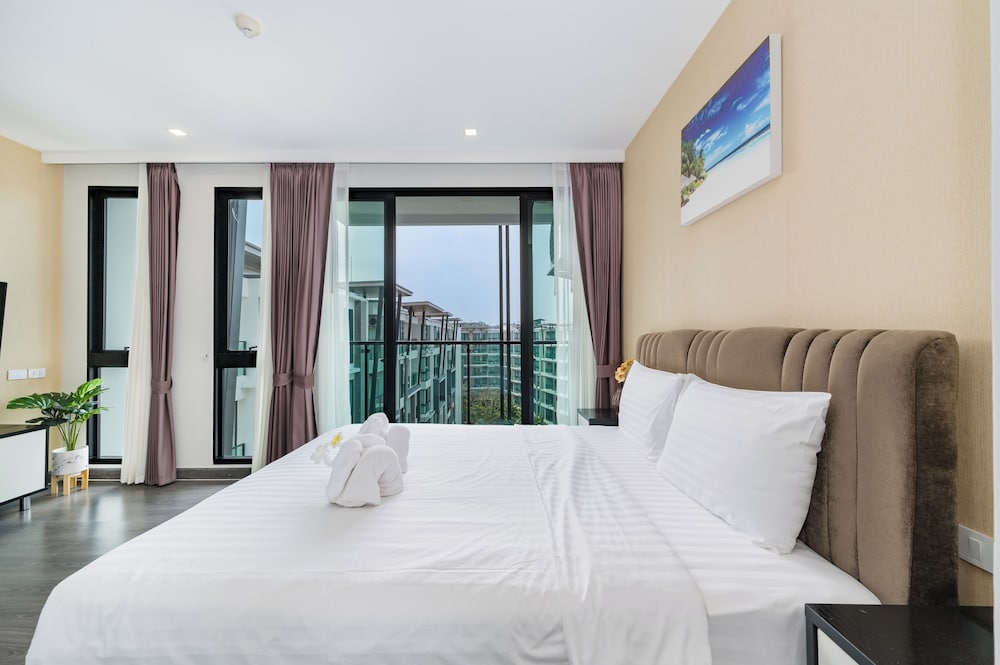 ROOM, TRIPLE, MULTIPLE BEDS, POOL VIEW