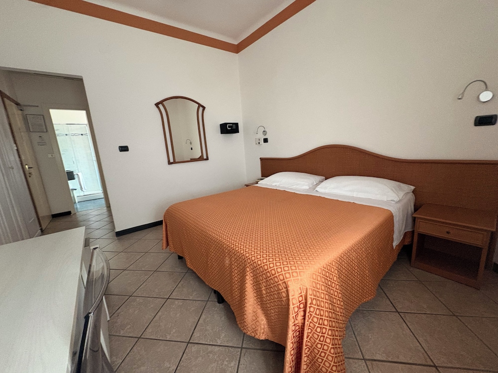 Hotel delle Rose 33/72