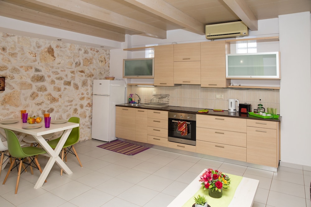 Ac Homes Christos 4/37