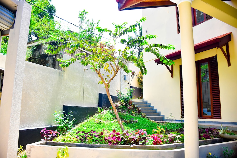 Sri Kandyan Bungalow 39/42