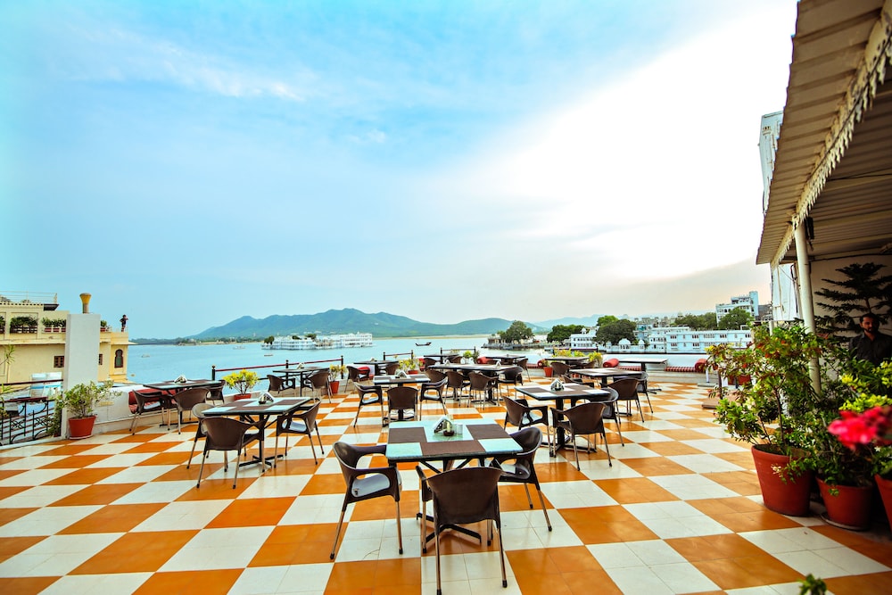 Hotal Devraj Niwas on Lake Pichola Udaipur 6/50