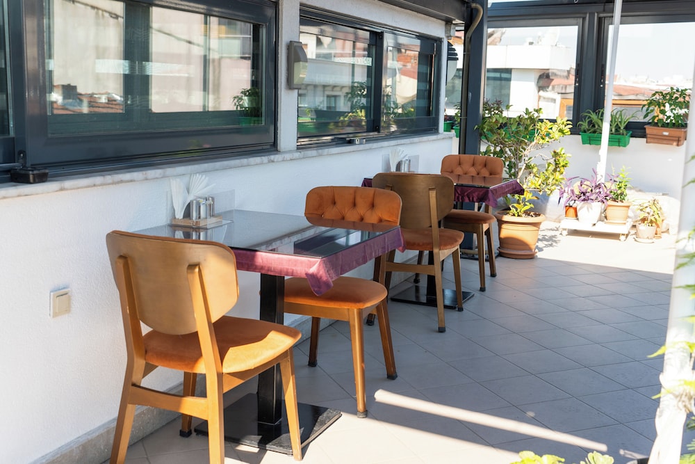 Eliza Hotel 40/50