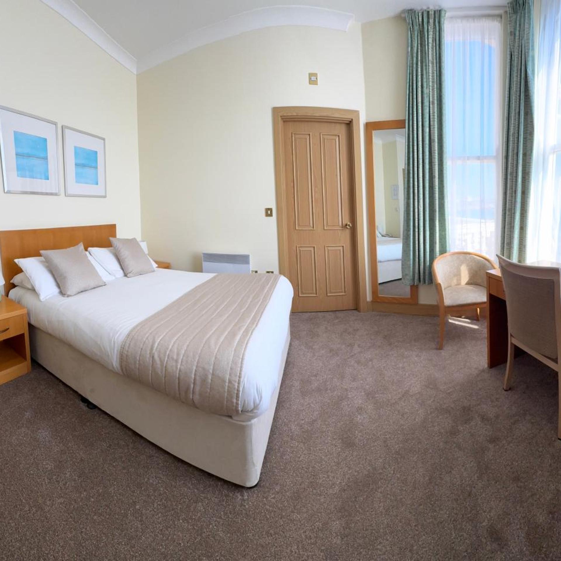 Deluxe, Double Bed, Lateral Side Sea View