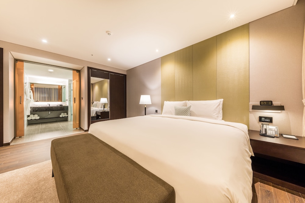 Suite, King Bed