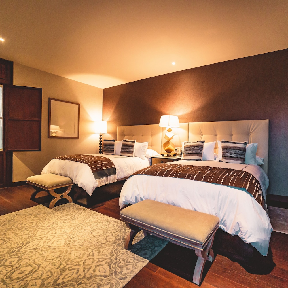 JUNIOR, 2 QUEEN BEDS, VINEYARD VIEW