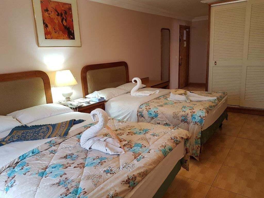 ROOM, TWIN BEDS