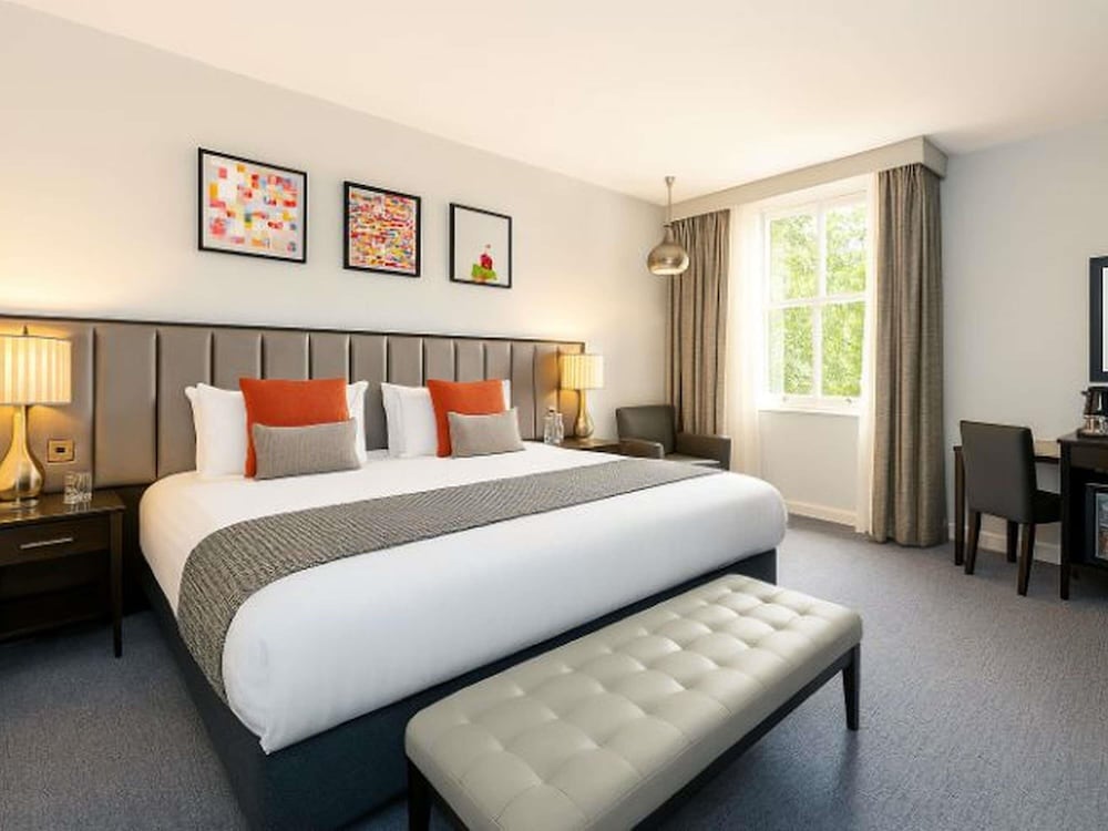 EXECUTIVE, KING BED