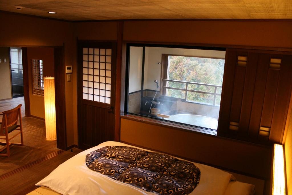 غرفة بسريرين منفصلين بمنطقة جلوس بحوض استحمام، Ryokan Sumiya Kihoan 3/4