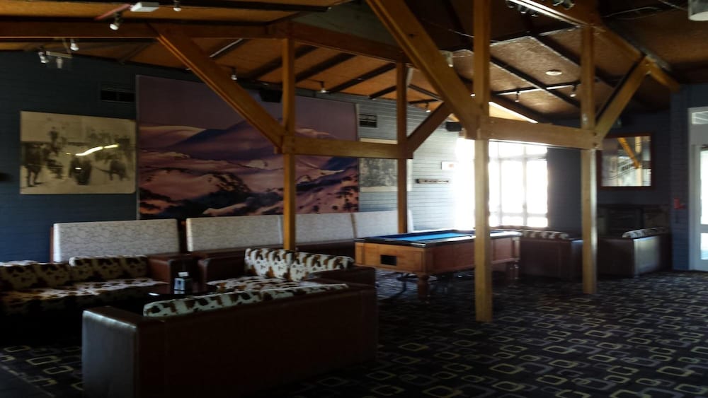 LAKE JINDABYNE HOTEL 37/75