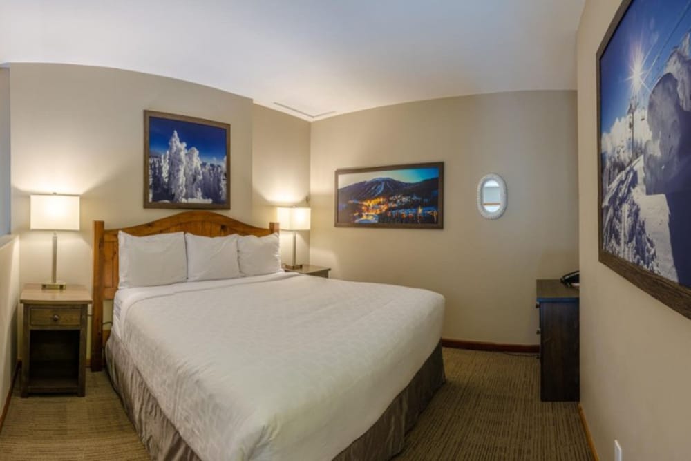 Studio, Queen Bed, Sofa
