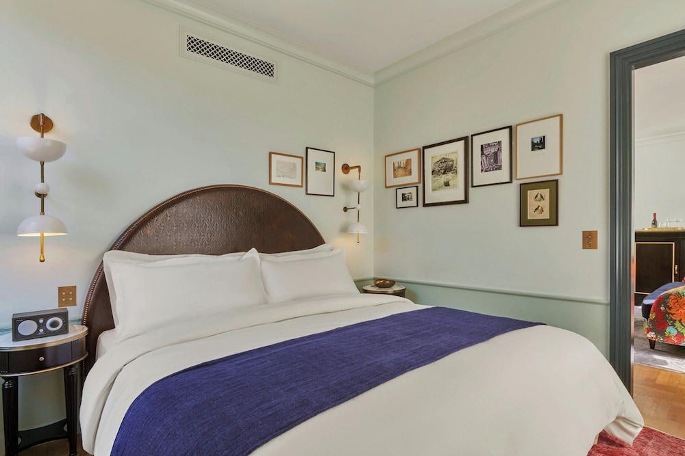 1 BEDROOM, SUITE, CITY VIEW