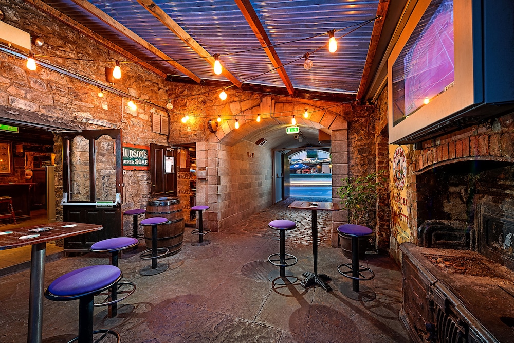 Queens Hotel And Nightclub 17/22