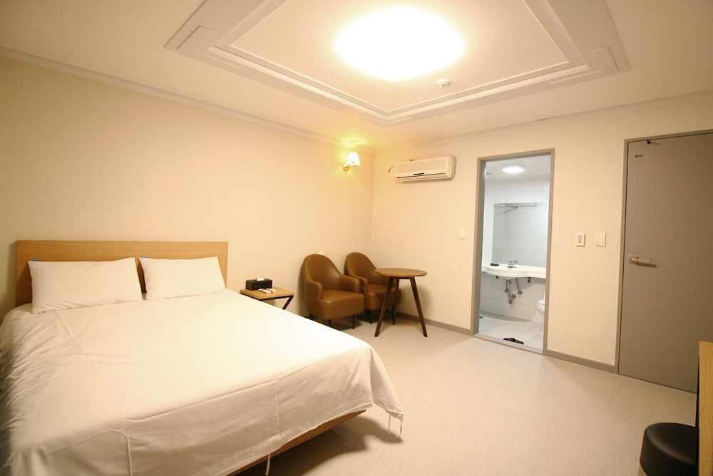 ROOM, DOUBLE BED