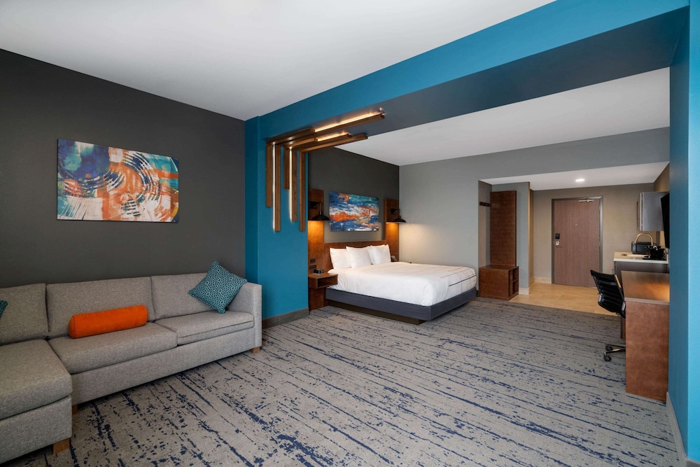 La Quinta Inn & Suites by Wyndham Louisville East 18/45