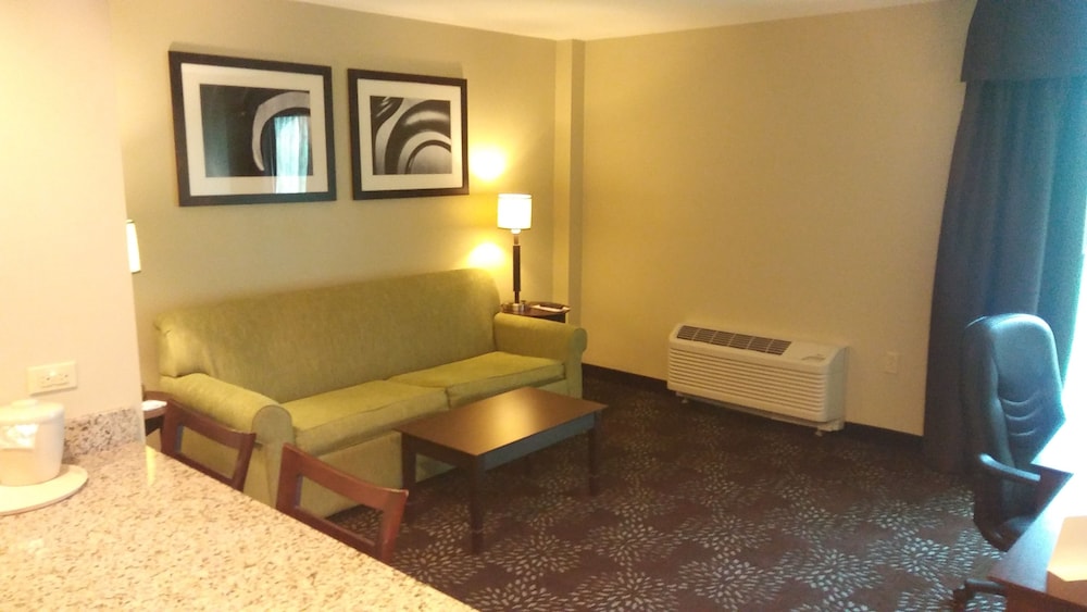 Holiday Inn Express Suites Pittsburgh West Green Tree 34/44