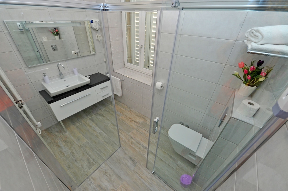 Nirvana Luxury Rooms 80/82