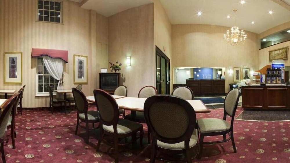 Wingate By Wyndham Roseville Detroit 17/17
