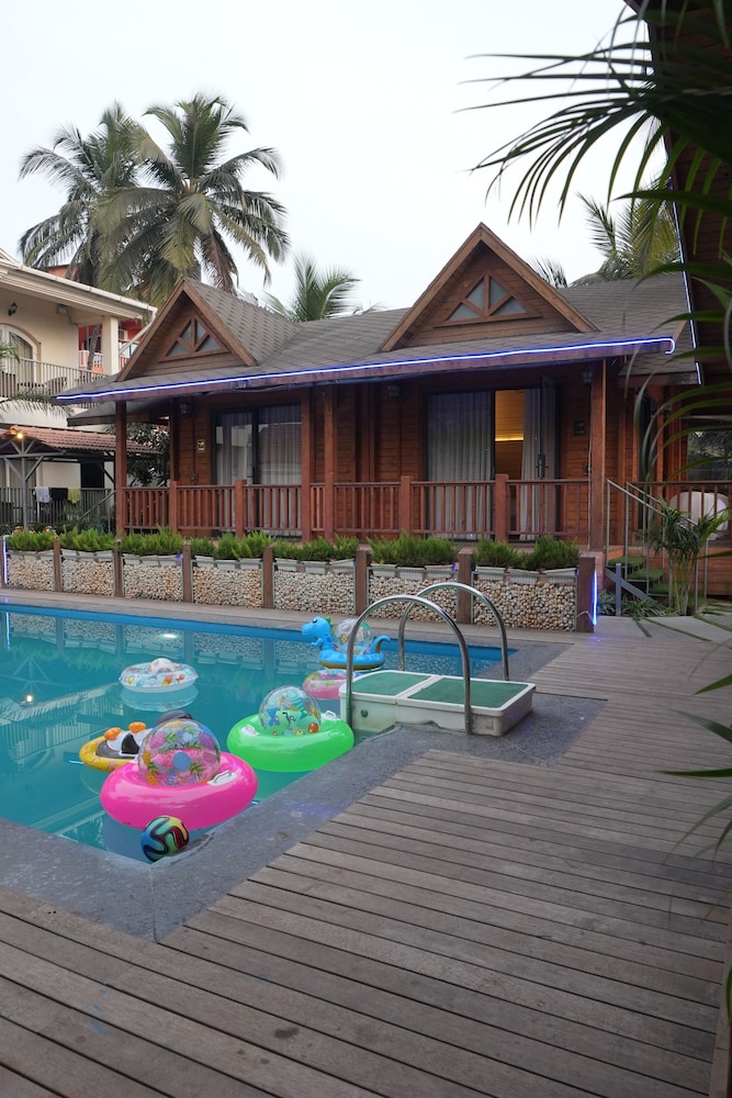 Foxoso Aaristo Baga Beach Resort 8/48