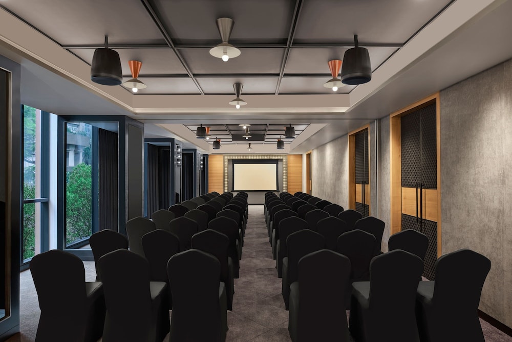 Moxy Mumbai Andheri West 34/40
