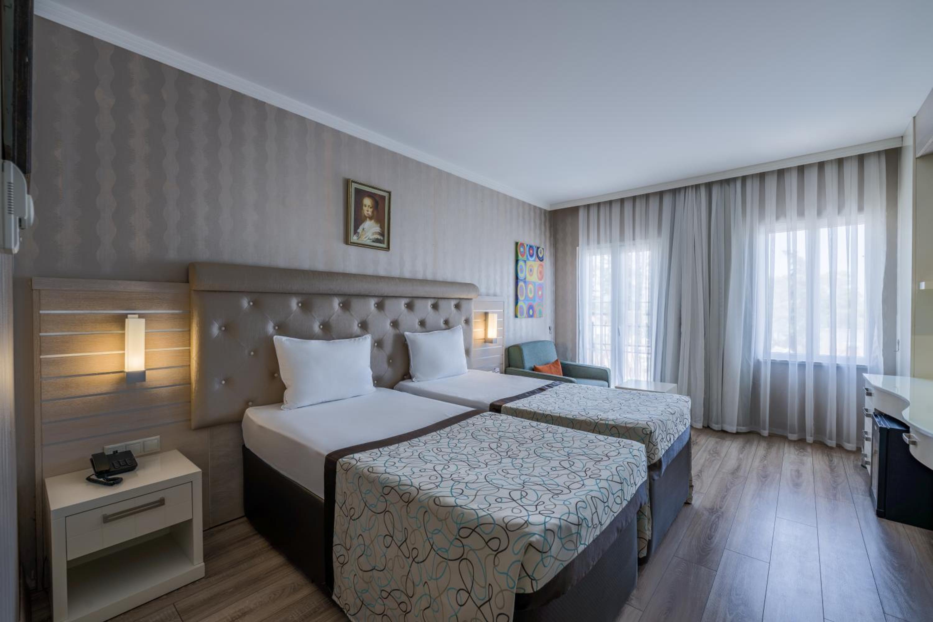 Room, Triple, 1 Queen and 1 Single Bed, Lateral Side Sea View