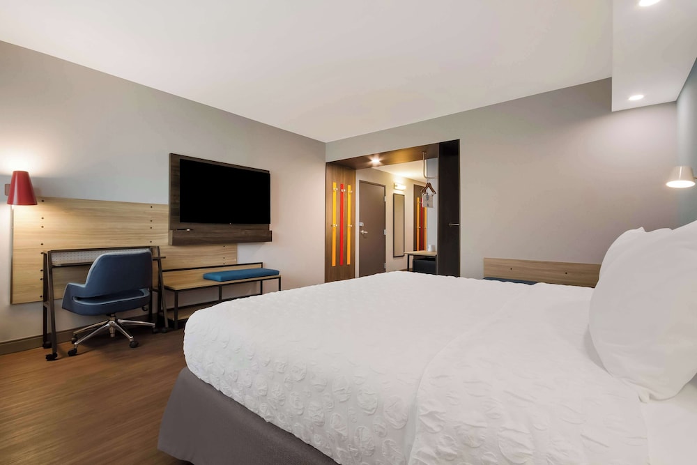 ROOM, KING BED