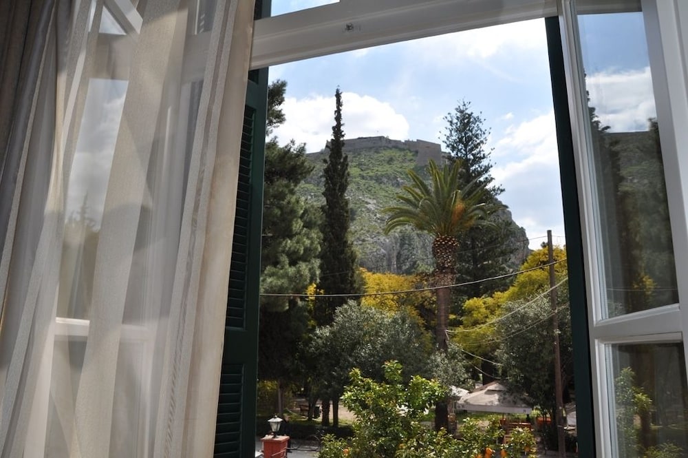 Nafsimedon Hotel 47/48