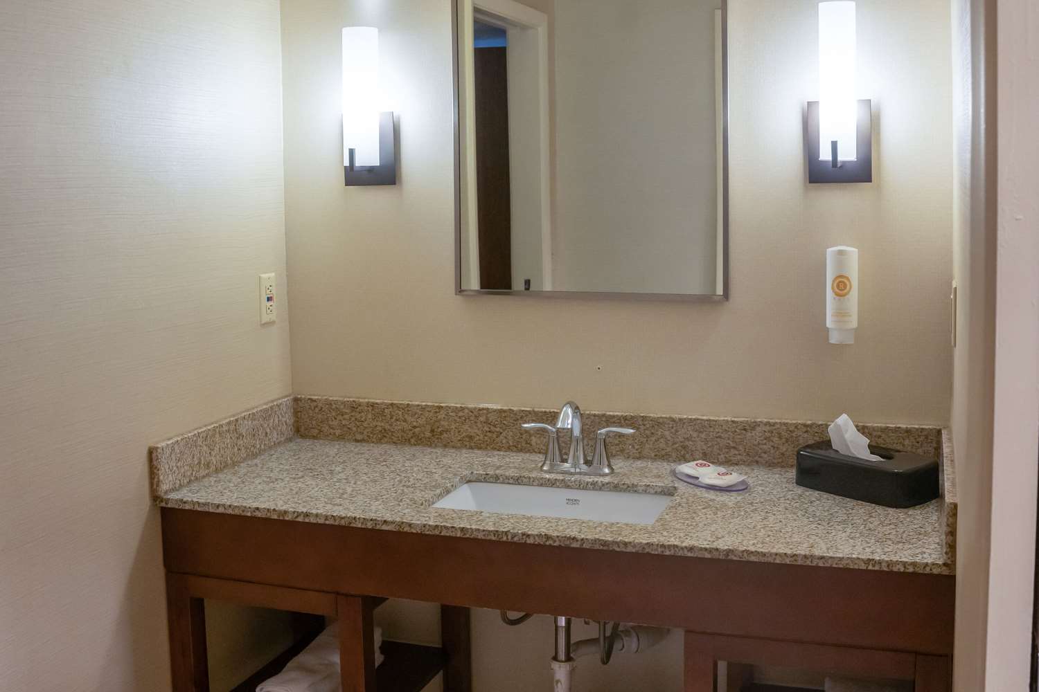 Comfort Inn & Suites Erie - Splash Harbor Indoor Waterpark 53/55