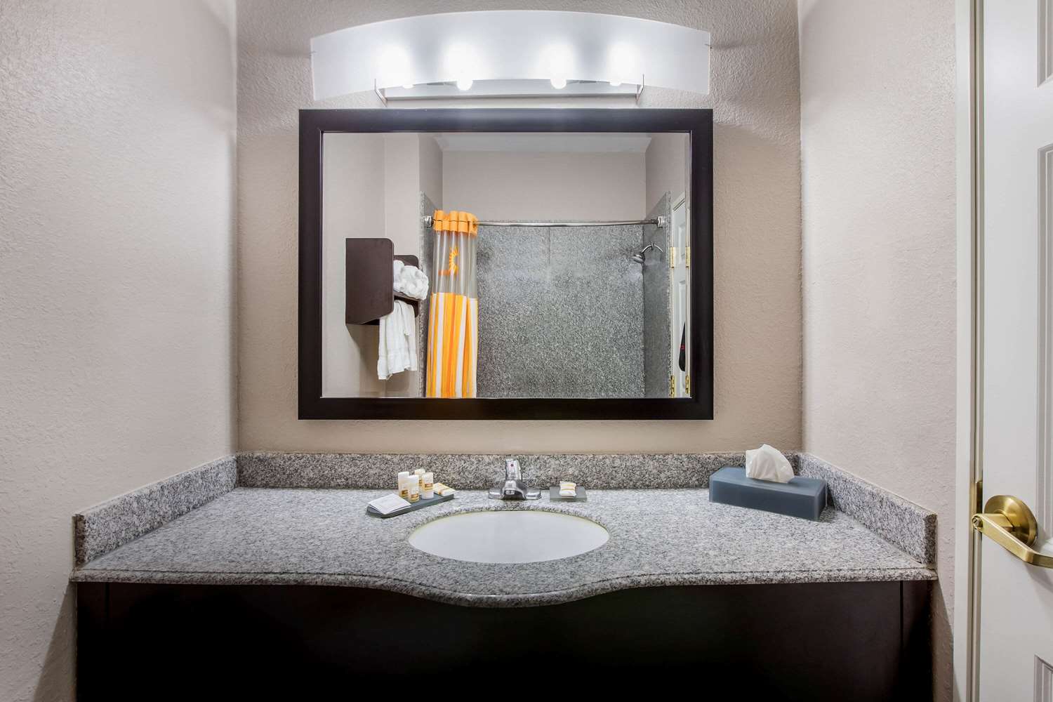 La Quinta Inn & Suites by Wyndham Pasadena 31/32