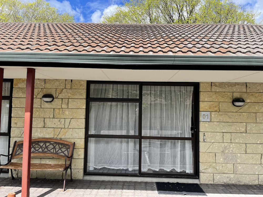 Bentleys Motor Inn 1/50