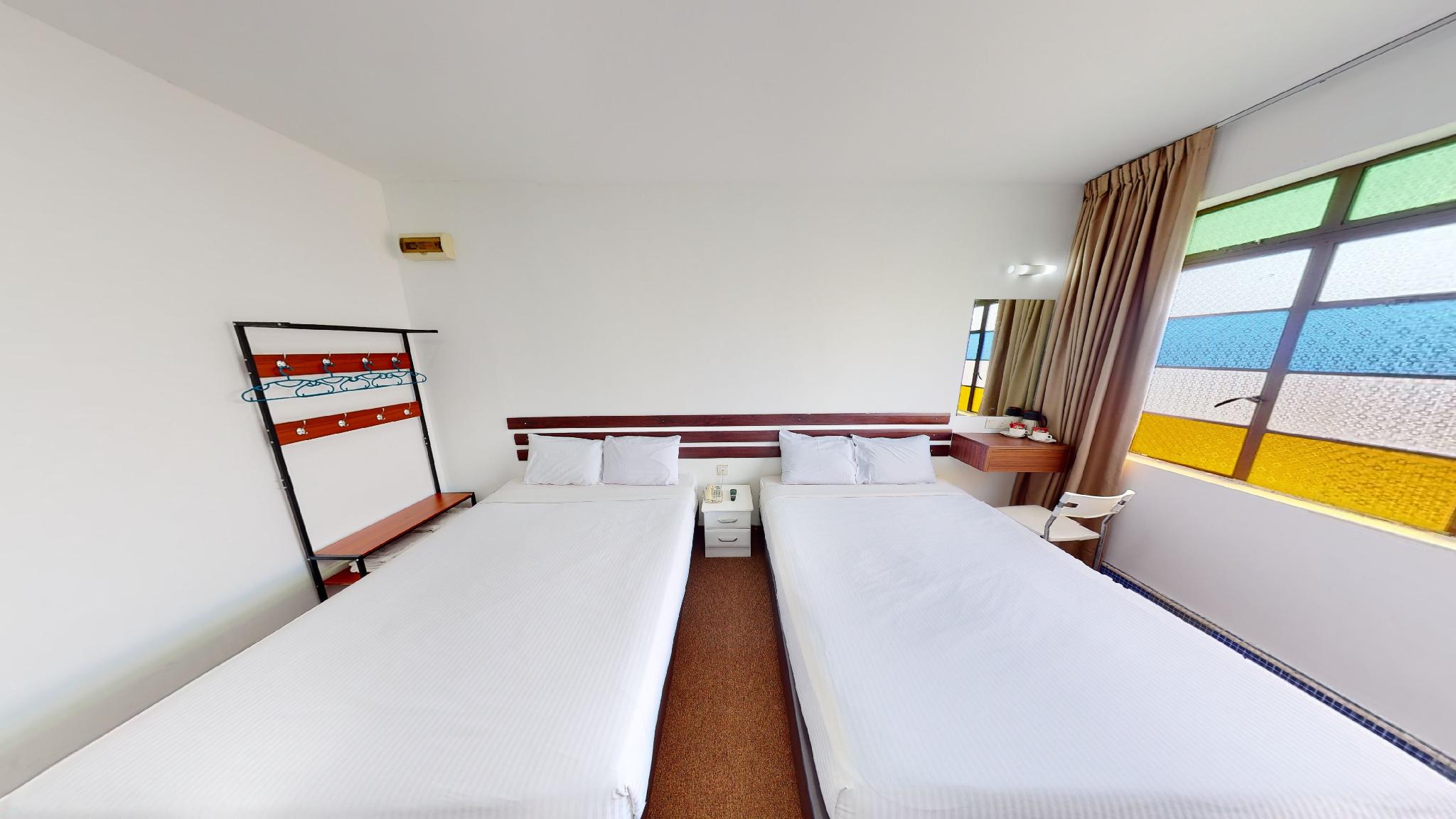DELUXE FAMILY ROOM