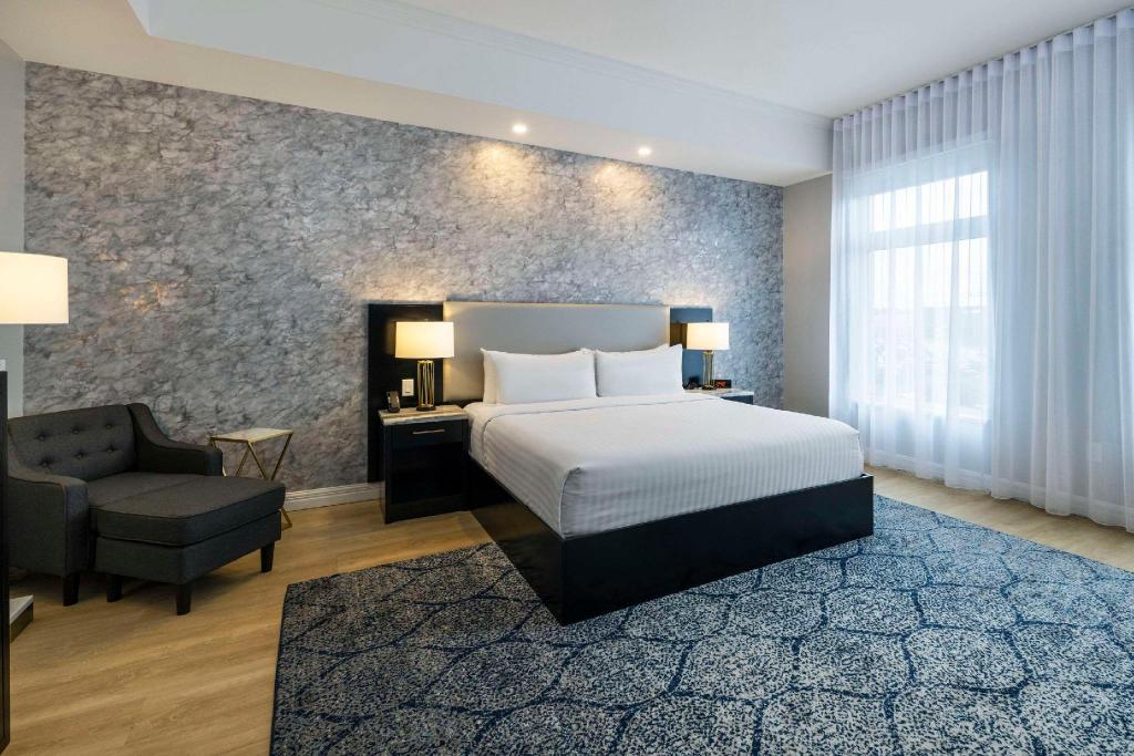 Upgrade, Efficiency, Suite, 1 King and 2 Queen Beds