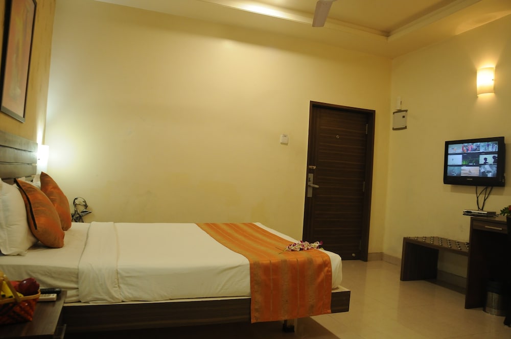 HOTEL MADHAV 14/34