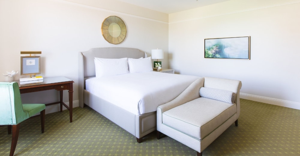 DELUXE, KING BED