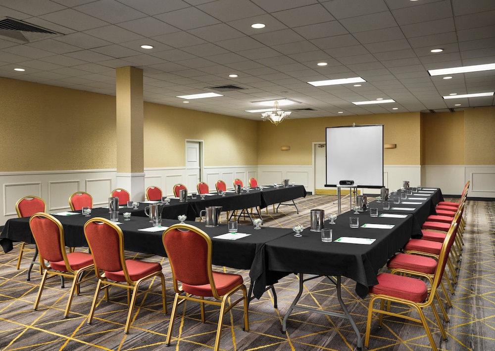 Holiday Inn Suites Boston Peabody 51/62