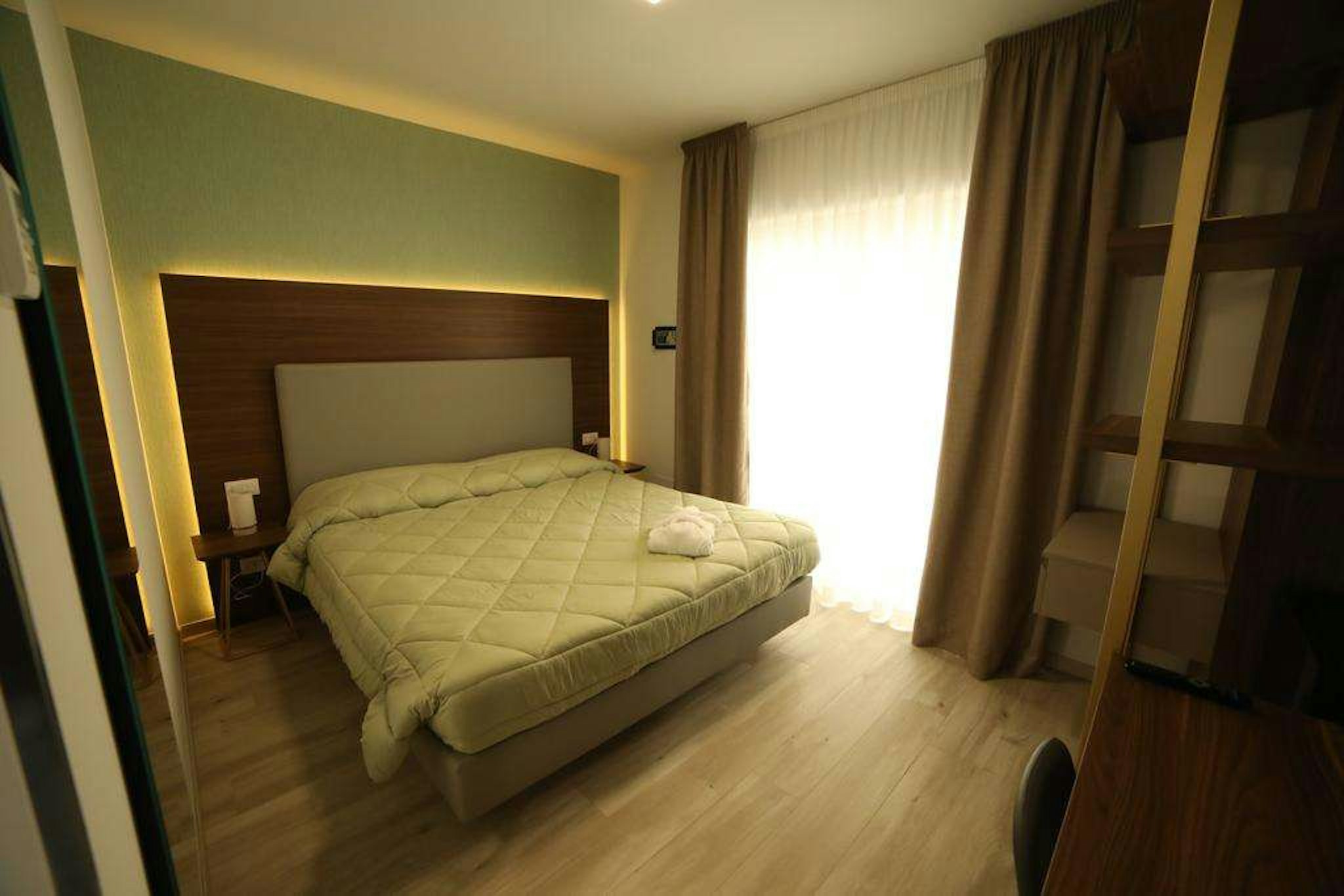 8 Room Hotel 18/80
