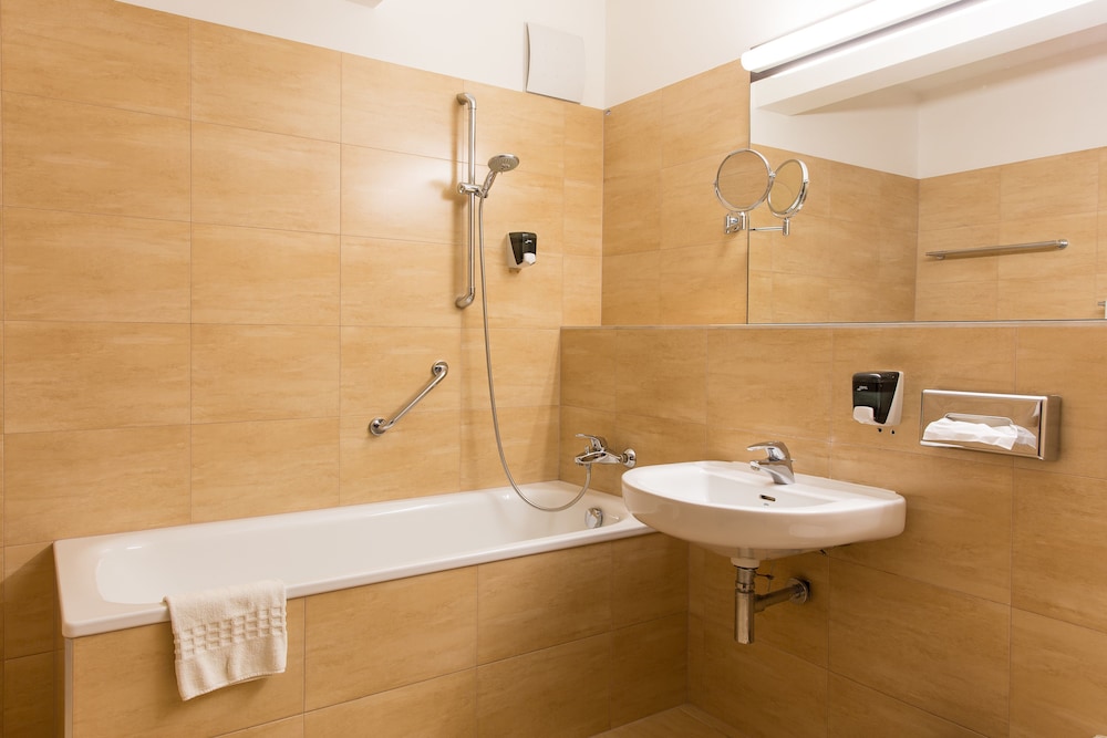 CE Plaza Hotel 32/33