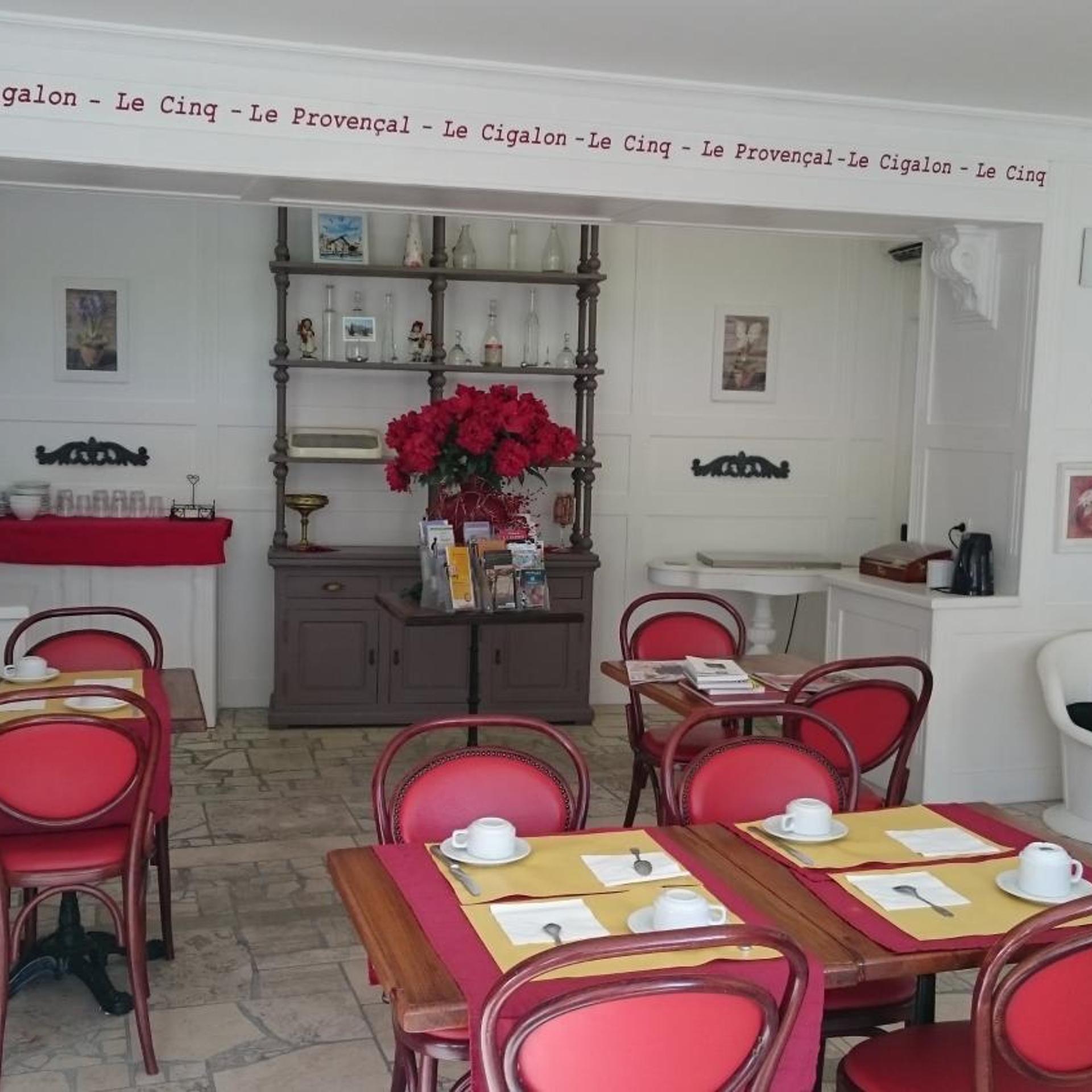 P'TIT DEJ-HOTEL MARTIGUES LE 5 30/57