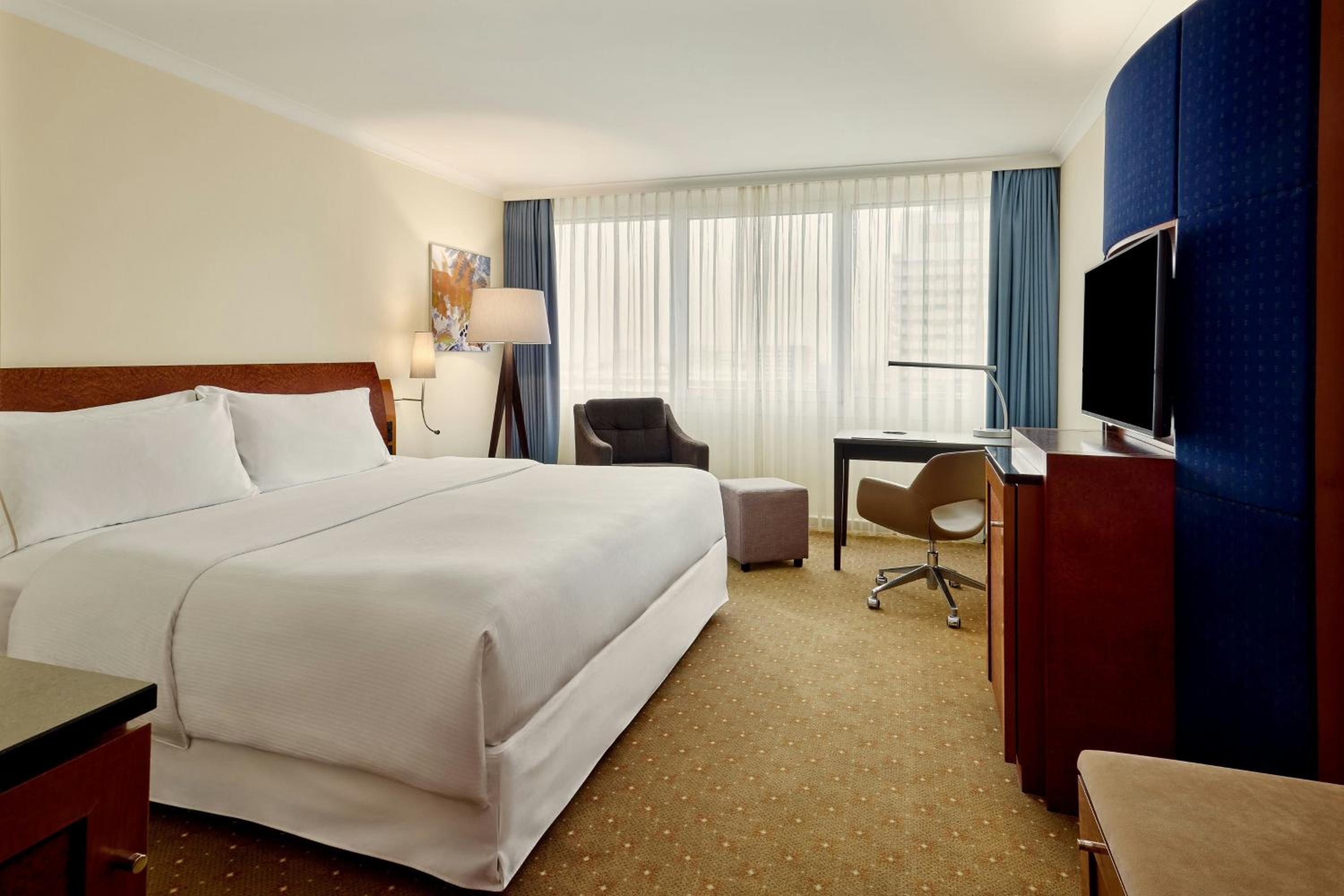 جناح جونيور بسرير كينج مع أريكة مع دخول صالة النادي، The Westin Grand Munich 2/5