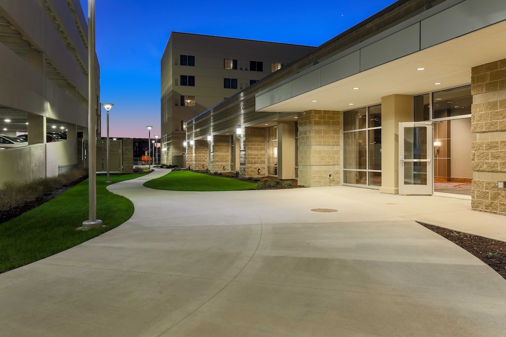 DOUBLETREE BY HILTON EVANSVILLE 3/74
