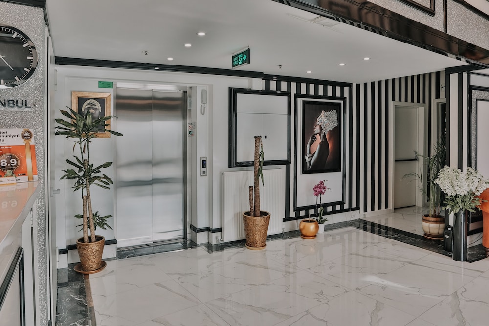 Grand Lark Otel 8/50