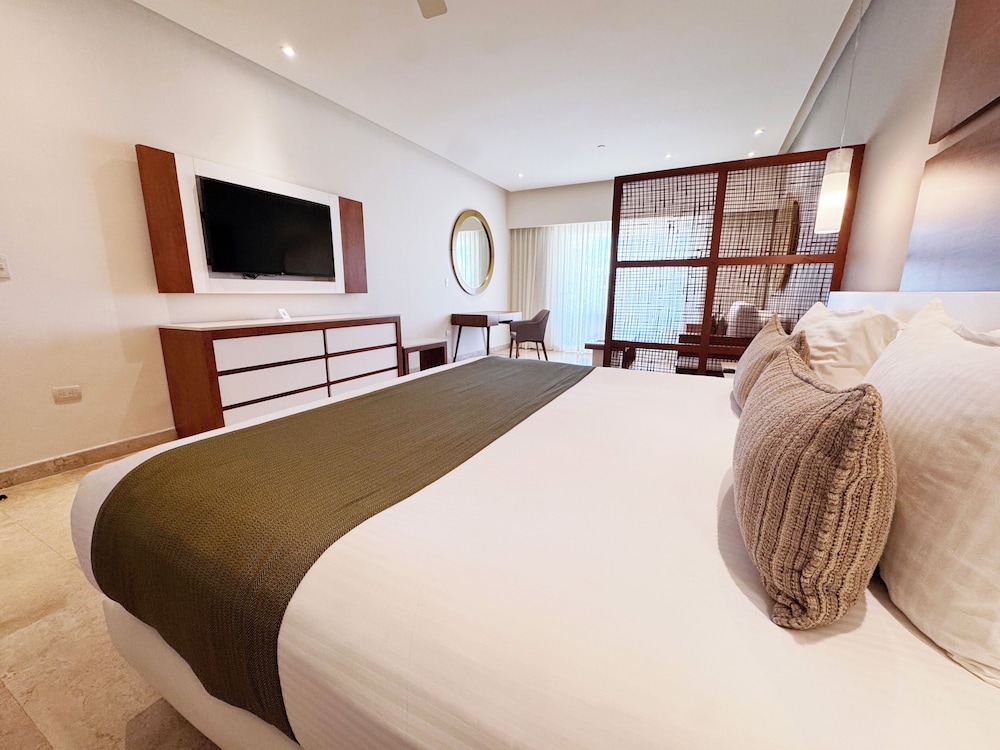 WORK AND PLAY, JUNIOR SUITE, DELUXE