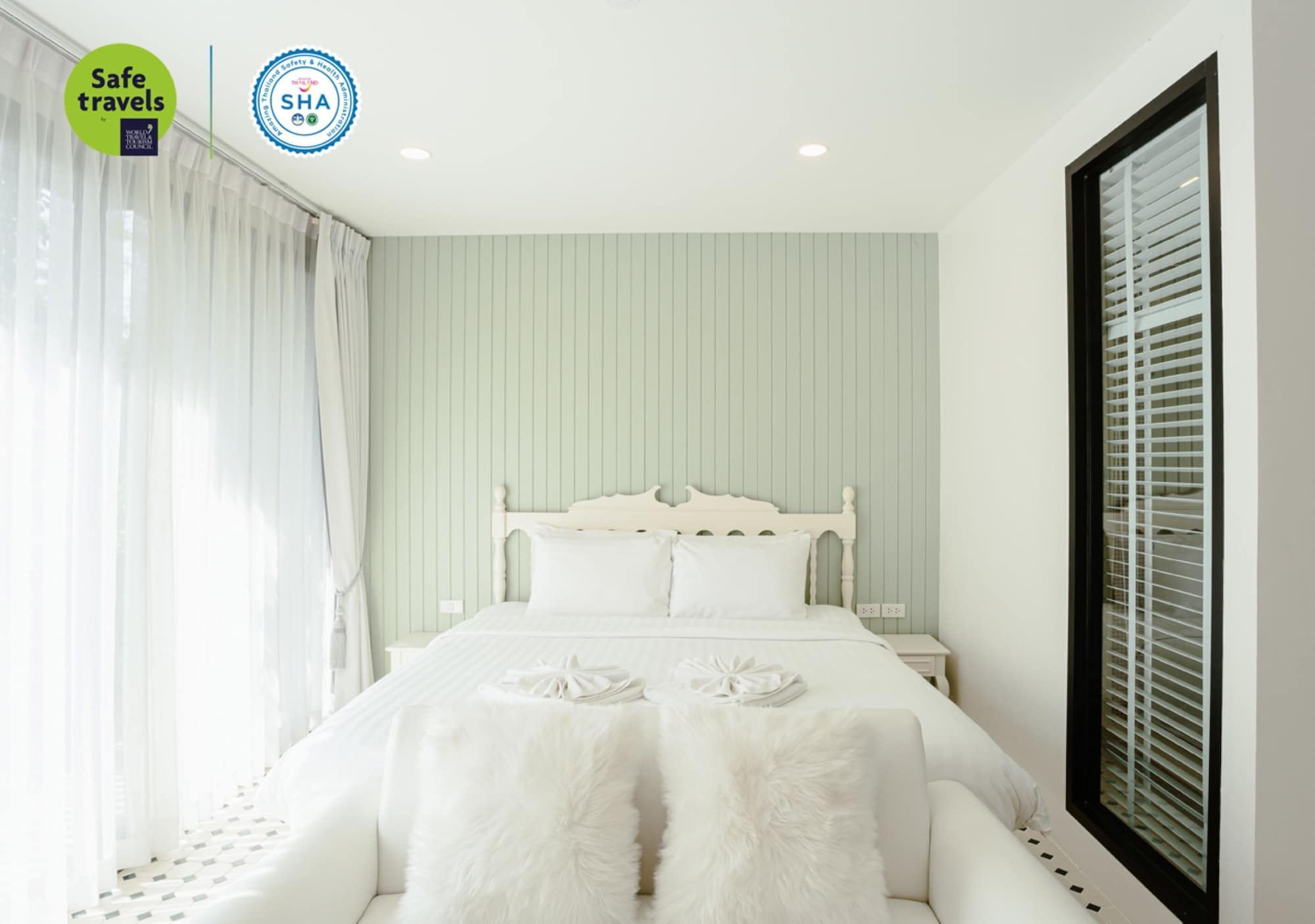DELUXE, DOUBLE BED, GARDEN VIEW
