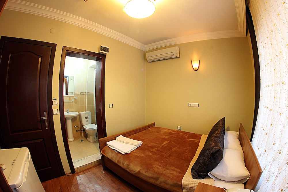 PARADISE HOTEL 13/36