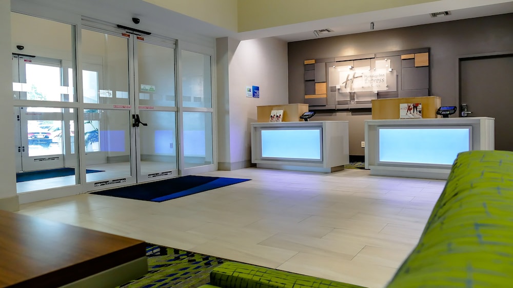 Holiday Inn Express and Suites St. Petersburg North (I-275), an IHG Hotel 9/58