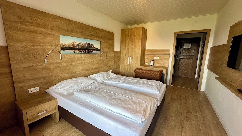 غرفة بسرير كينج بإطلالة على المدينة بشرفة، Hotel Schoene Aussicht 4/7